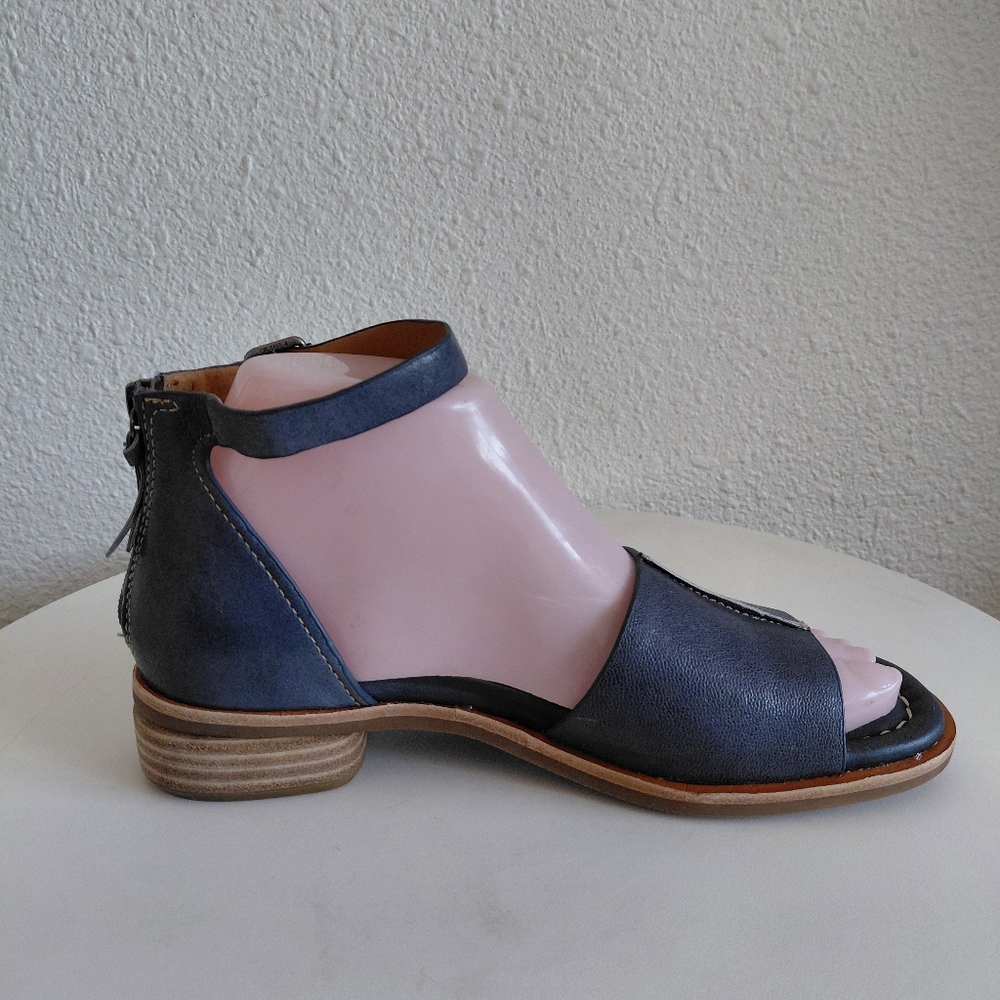 New without box  Soft Faxyn Womens Ankle Straps Stacked Heel Leather Sandals - Picture 2 of 16